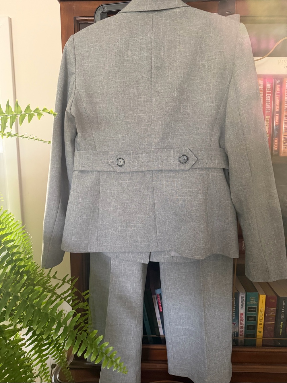 Kasper Light Gray Women's Two-Piece Pant Suit - Tailored Blazer & Straight Pants - Picture 4 of 8